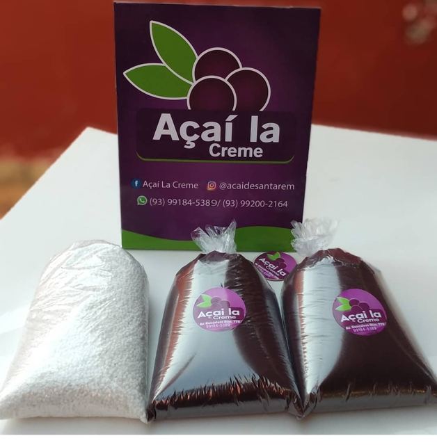 Sacos de açaí ao lado de saco de farinha de tapioca